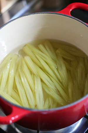 ひたひたの砂糖水で煮る