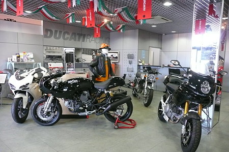 P1140664Ducatiショールーム(1)