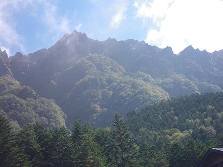 赤岳鉱泉から見上げる