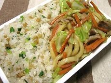 焼うどん＆たぬきご飯のお弁当1.22☆004