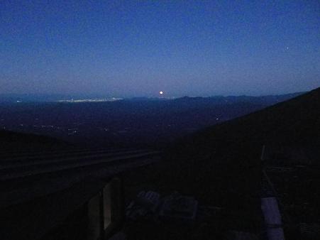 硫黄岳山荘から見た夕月