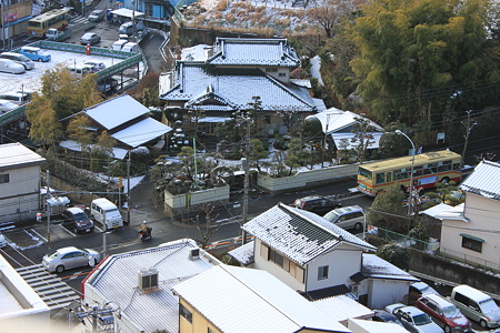 横浜でもうっすらと積もった雪が