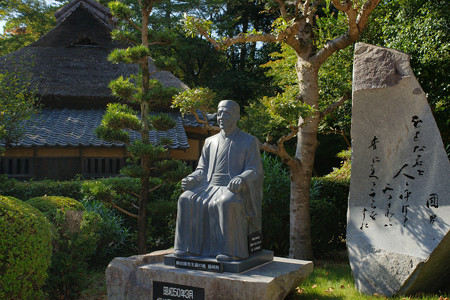 柳田國男像と生家