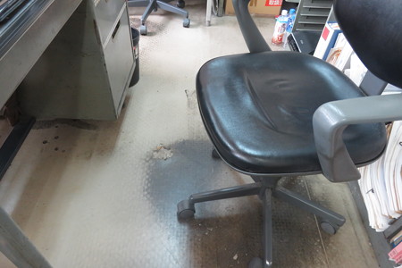 イスの下の床がガタガタ